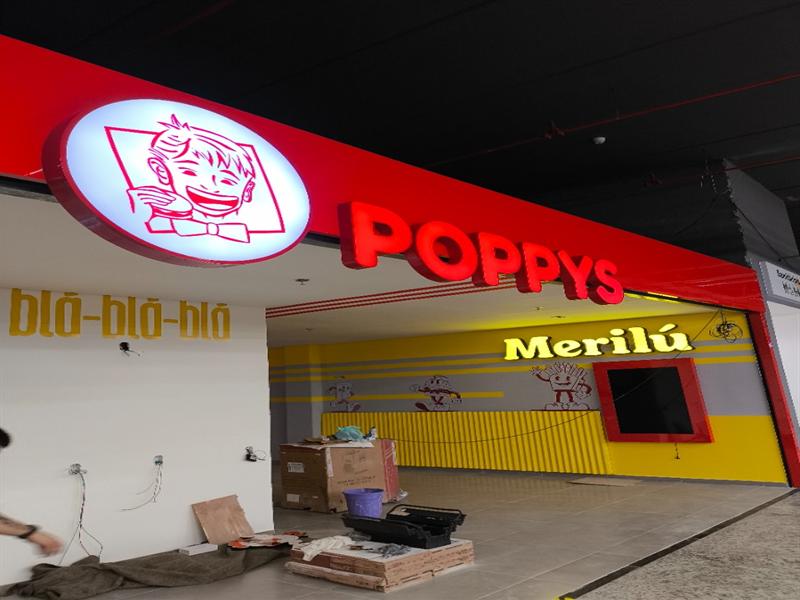 Fachada Poppys e Merilú