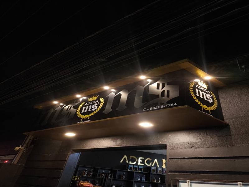 Adega M$ – Fachada Noturna